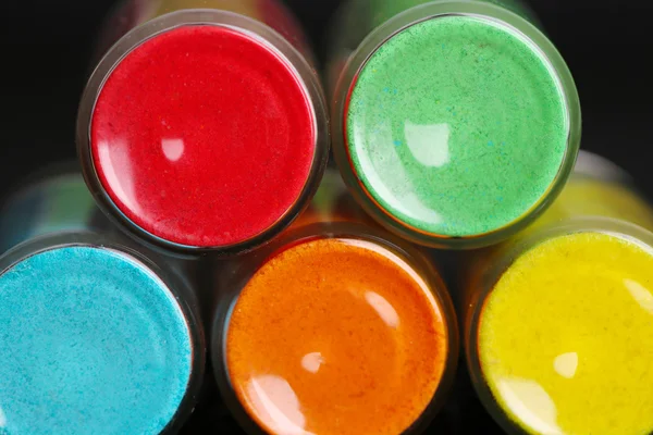 Garrafas com pigmentos secos coloridos no fundo escuro — Fotografia de Stock