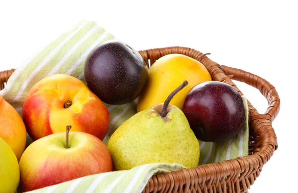 Sortimento de frutas suculentas em cesta de vime, isolado em branco — Fotografia de Stock