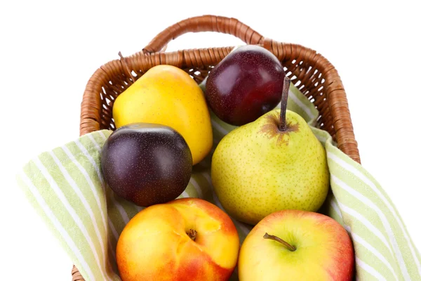 Surtido de frutas jugosas en canasta de mimbre, aisladas en blanco — Foto de Stock