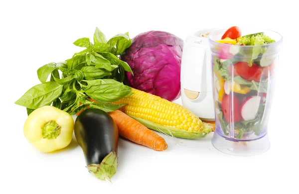 Licuadora con verduras frescas aisladas en blanco — Foto de Stock