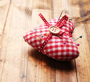 Kumaş kalp emniyet pimleri ile