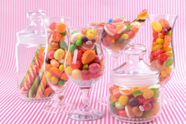 farklı renkli meyve şekeri pembe bir arka plan üzerinde gözlük