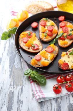 lezzetli Pan, eski ahşap masa üstünde domates bruschetta
