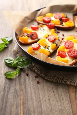lezzetli Pan, eski ahşap masa üstünde domates bruschetta