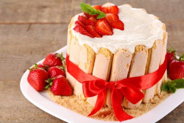 Lezzetli kek Charlotte ahşap masa üzerinde taze çilek ile