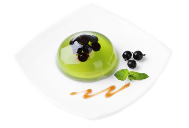 blackcurrant çilek ve üzerinde beyaz izole sosu, yeşil jöle