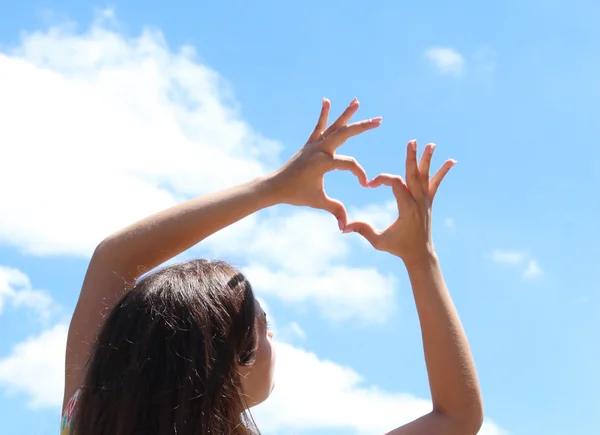 Руки девушки в форме сердца — стоковое фото