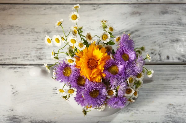 Prachtige wilde bloemen op houten achtergrond — Stockfoto