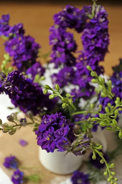 Vackra vilda blommor på bord — Stockfoto