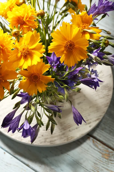 Цветы на деревянном столе — стоковое фото