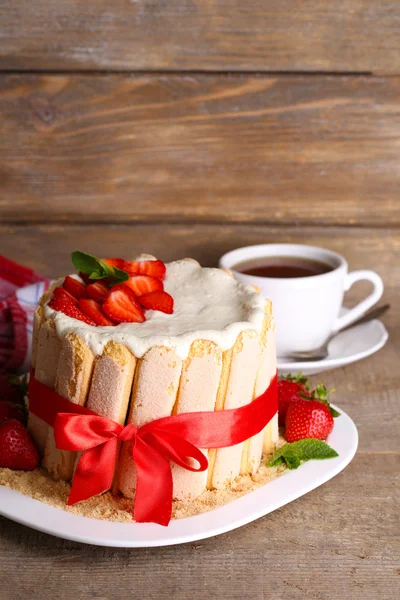 Tasty cake Charlotte with fresh strawberries on wooden table — Stock Photo, Image