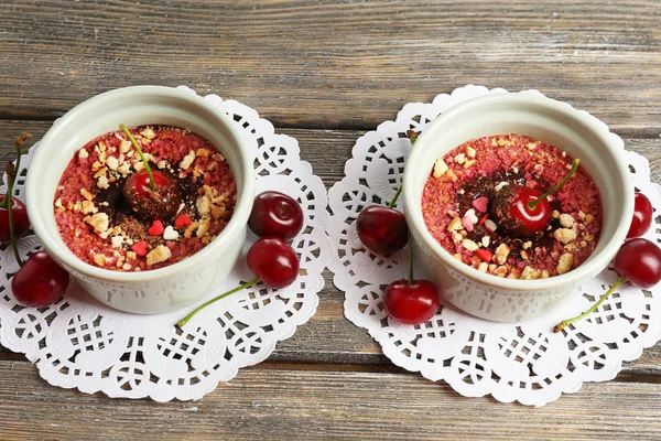 Gustoso dessert alla ciliegia in tavola — Foto Stock