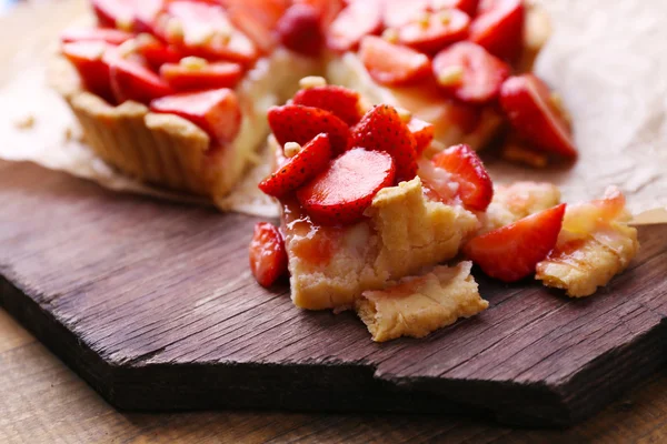 Strawberry tart on wooden tray, on rustic wooden background — Stock Photo, Image