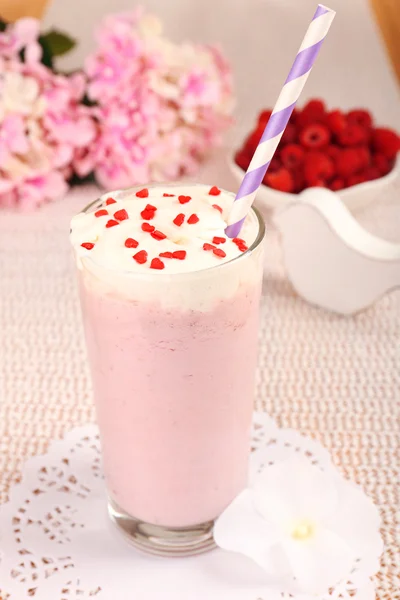 Delicioso batido na mesa — Fotografia de Stock