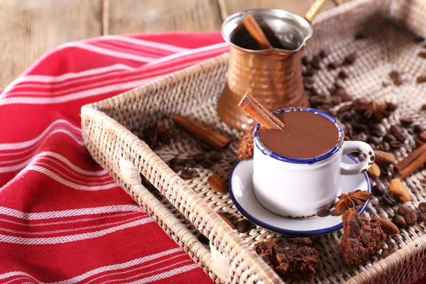 Tasse heiße Schokolade auf dem Tisch, Nahaufnahme — Stockfoto