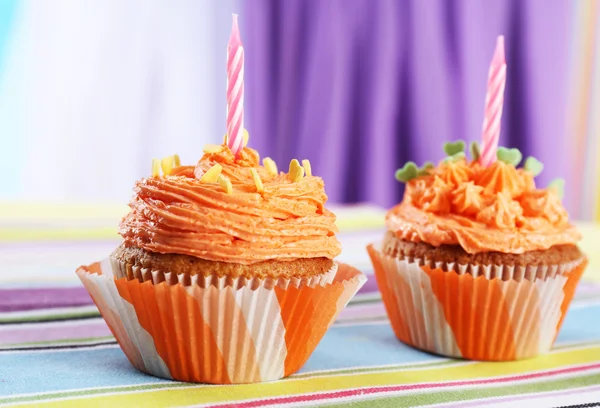 Cupcakes saborosos na mesa, close up — Fotografia de Stock