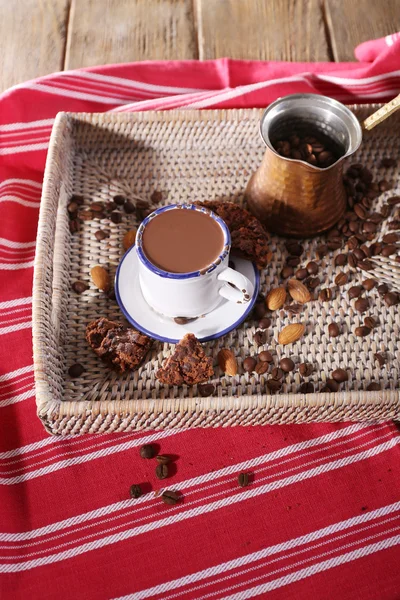 Tazza di cioccolata calda sul tavolo, primo piano — Foto Stock