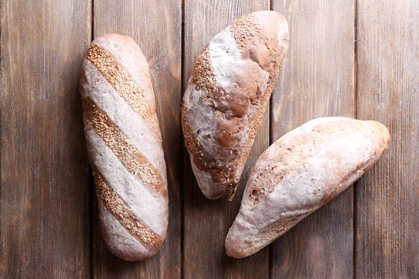 Свіжий хліб на дерев'яному фоні — стокове фото