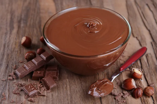Süße Schokoladencreme in Schüssel auf dem Tisch in Großaufnahme — Stockfoto