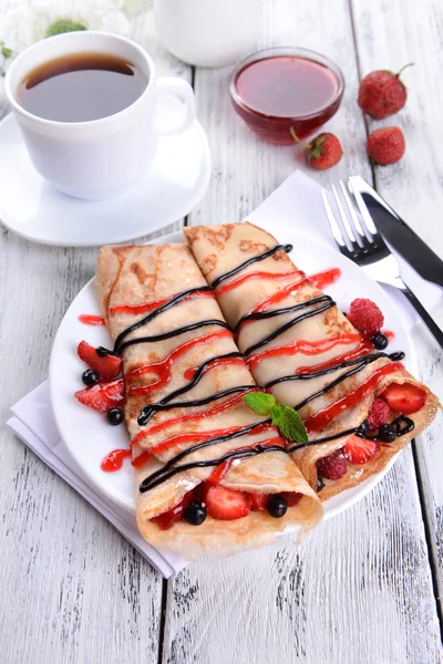 Delicious pancakes with berries on table close-up — Stock Photo, Image