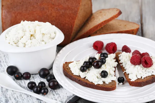 Brot mit Quark und Beeren auf Teller in Großaufnahme — Stockfoto