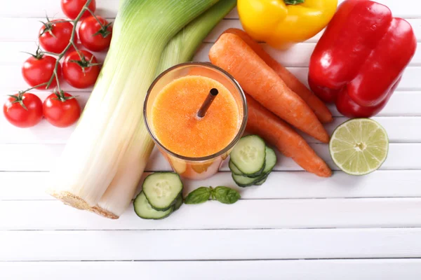 Vaso de jugo de zanahoria fresca y verduras sobre fondo de madera — Foto de Stock