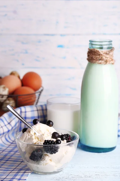 Mejeriprodukter och färska ägg på trä bakgrund — Stockfoto