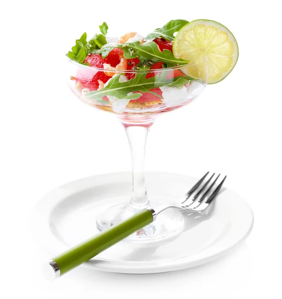 Salat mit Wassermelone, Feta, Rucola-Garnelen, Balsamico-Sauce im Cocktailglas, isoliert auf weiß — Stockfoto