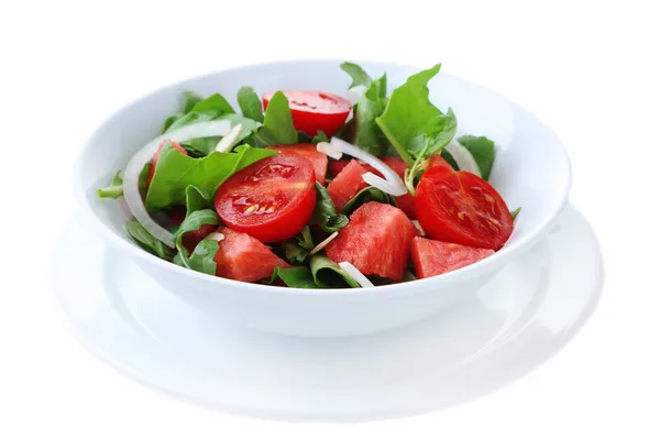 Ensalada con sandía, cebolla, rúcula y hojas de espinaca en plato, aisladas en blanco —  Fotos de Stock