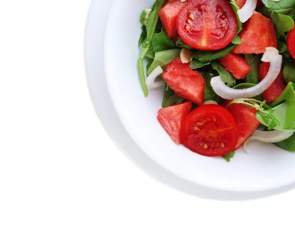 Salada com melancia, cebola, rúcula e folhas de espinafre no prato, isolado em branco — Fotografia de Stock