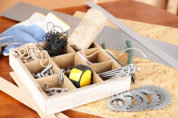 Instrumenten op tafel, in werkplaats — Stockfoto