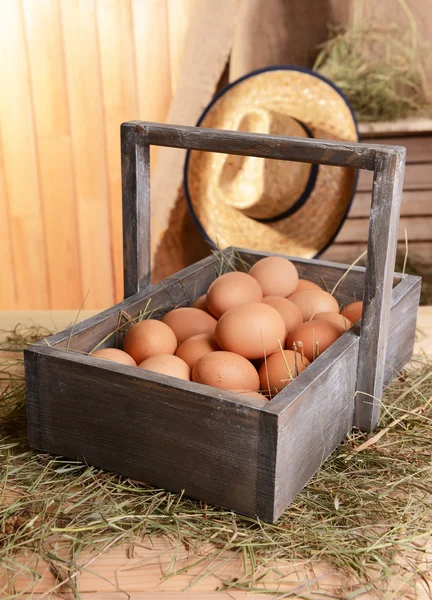 Huevos en canasta de madera en primer plano de la mesa —  Fotos de Stock