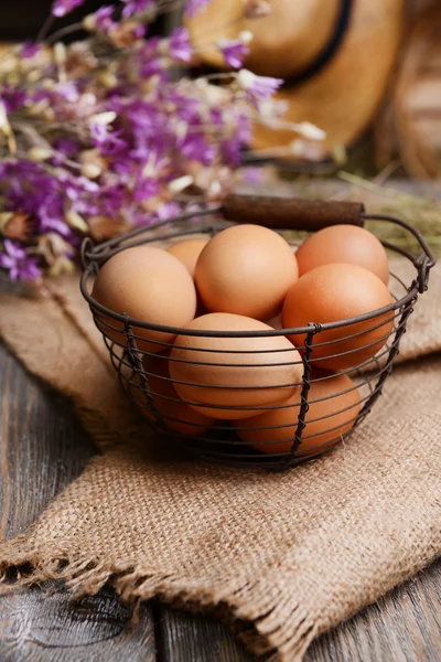 Ovos em cesta de vime na mesa close-up — Fotografia de Stock