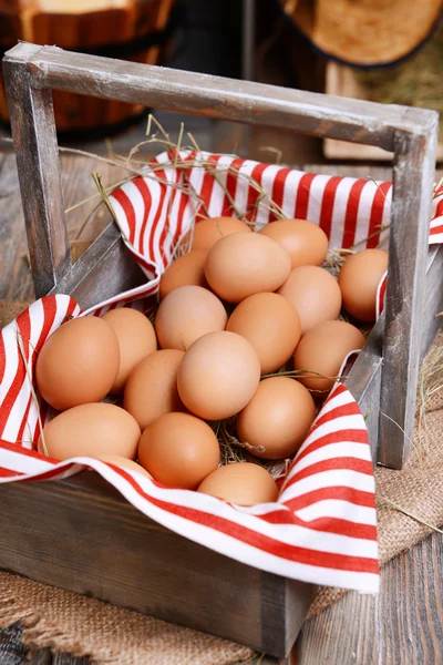 Huevos en canasta de madera en primer plano de la mesa — Foto de Stock