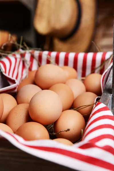 Eier im Holzkorb auf dem Tisch in Großaufnahme — Stockfoto