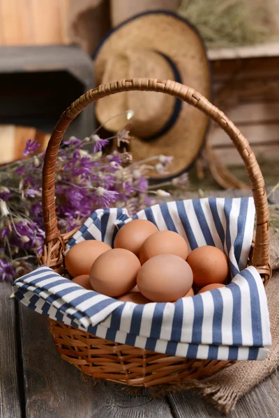 Eier im Weidenkorb auf dem Tisch in Großaufnahme — Stockfoto