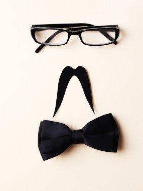 gözlük, bıyıklı ve papyon bej renkli arka plan üzerinde adam yüz şekillendirme