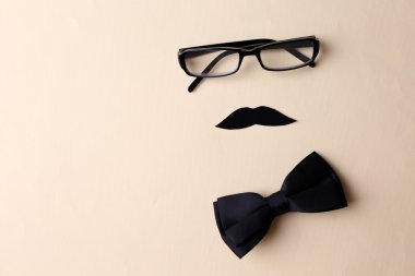 gözlük, bıyıklı ve papyon bej renkli arka plan üzerinde adam yüz şekillendirme