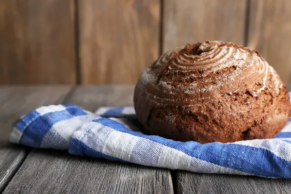 Ahşap zemin üzerinde taze pişmiş ekmek — Stok fotoğraf