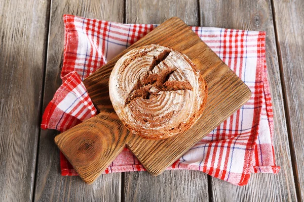 Čerstvý domácí chleba, na dřevěné pozadí — Stock fotografie