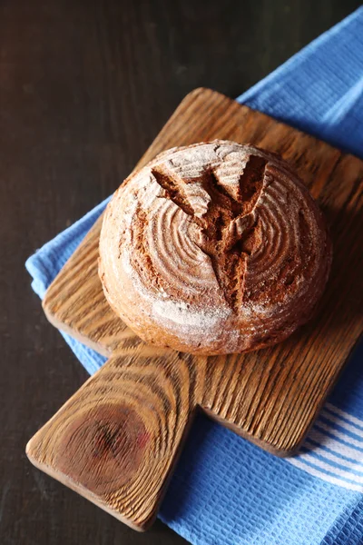 Vers brood op donkere houten ondergrond — Stockfoto