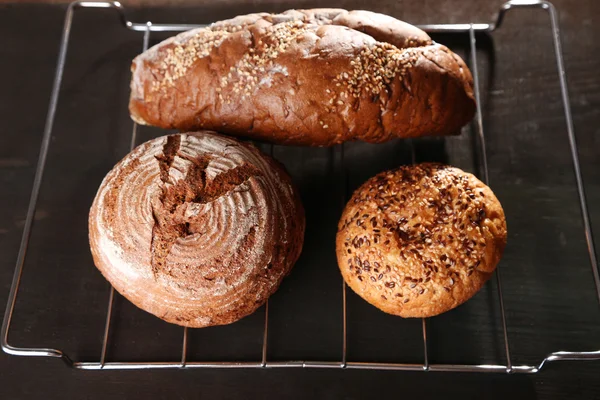 Świeżo upieczony chleb z piekarnika — Zdjęcie stockowe