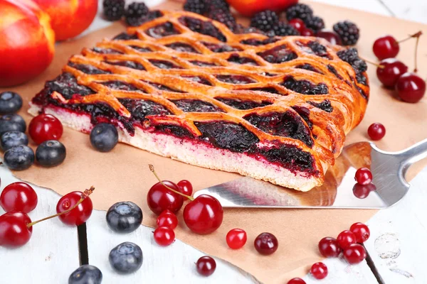 Zoete bessen en berry tart op tabel close-up — Stockfoto