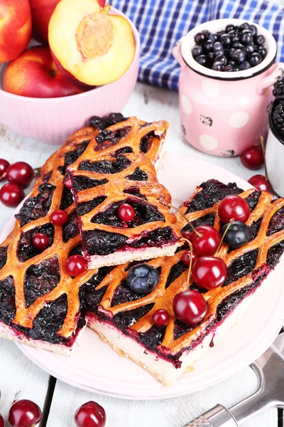 Søde bær og bær tærte på bordet close-up - Stock-foto