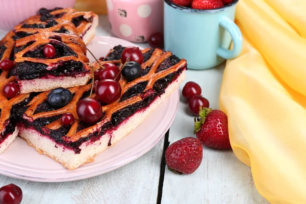 Солодкі ягоди і ягідний пиріг на столі крупним планом — стокове фото