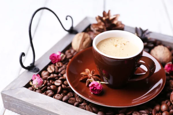 A vintage tálca szemes kávé és a fűszerek, színes fából készült háttér teát gyertyák — Stock Fotó