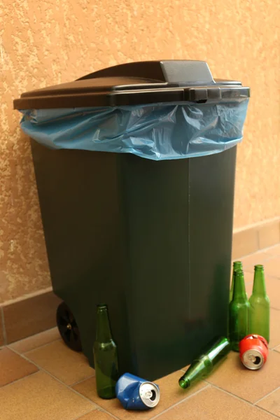 Recycling bin on wall background — Stock Photo, Image