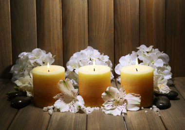 ahşap zemin üzerine çiçekli güzel mumlar