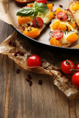 lezzetli Pan, eski ahşap masa üstünde domates bruschetta