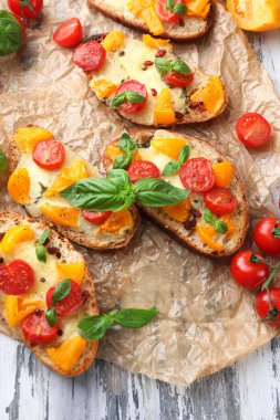 lezzetli, eski ahşap masa üstünde domates bruschetta